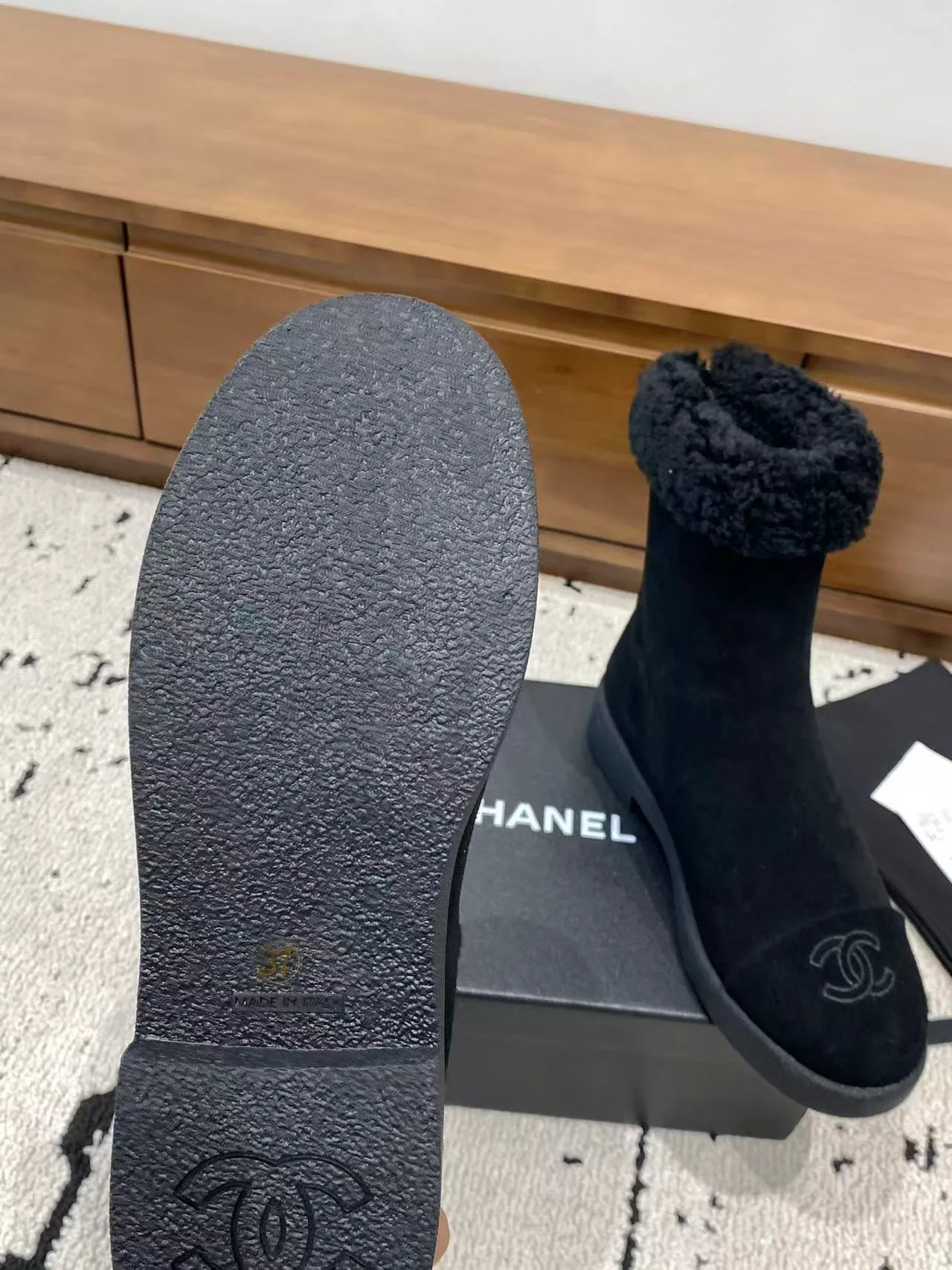 👟👟Ex-factory price 700👟👟 🍀Chanel 2025 autumn and winter furry snow boots. Chanel new autumn and winter genuine wool slippers and boots. Xiaoxiang’s 2025 autumn and winter most beautiful snow boots. Classic, beautiful and warm snow boots❤️Super warm! It's enough to have it this winter, it's really beautiful and fairy~ Materials and craftsmanship: The upper is made of custom sheepskin/wool/sheepskin, and the inner pads are all made of wool. It feels very soft and comfortable! The sole is the original TPU outsole Size: 35-39 (40.41 customized, non-refundable)